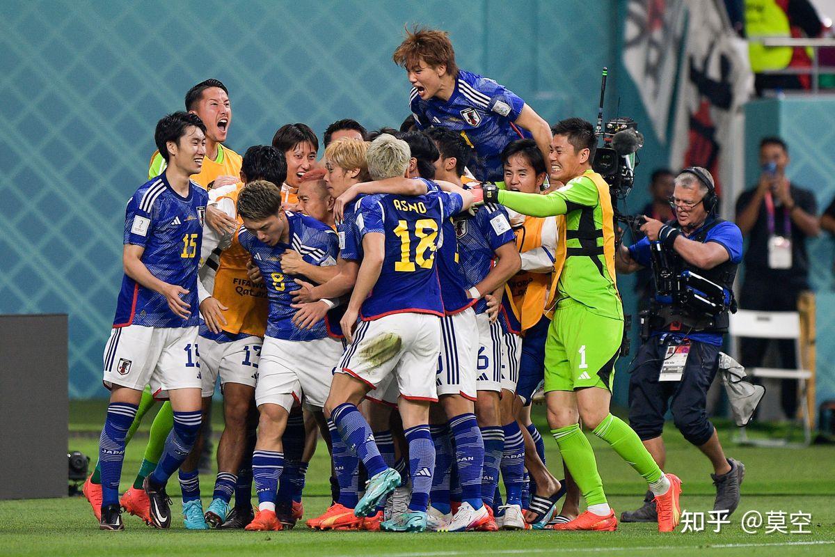 中国羽毛球队爆冷日本羽毛球队，陶菲克三分雨点燃全场