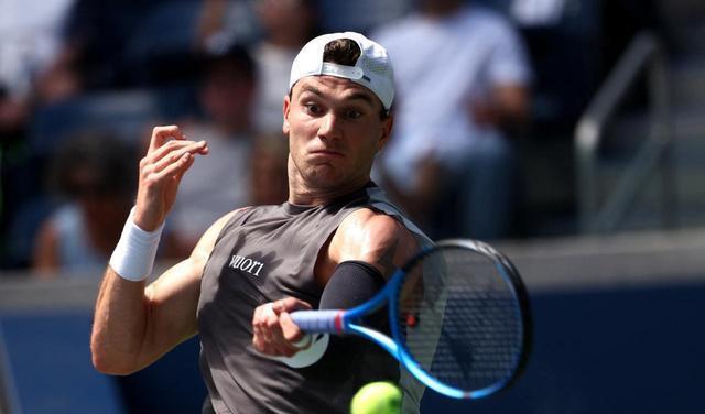 冷门频出!网球战况跌宕起伏 冷门频出!网球战况跌宕起伏