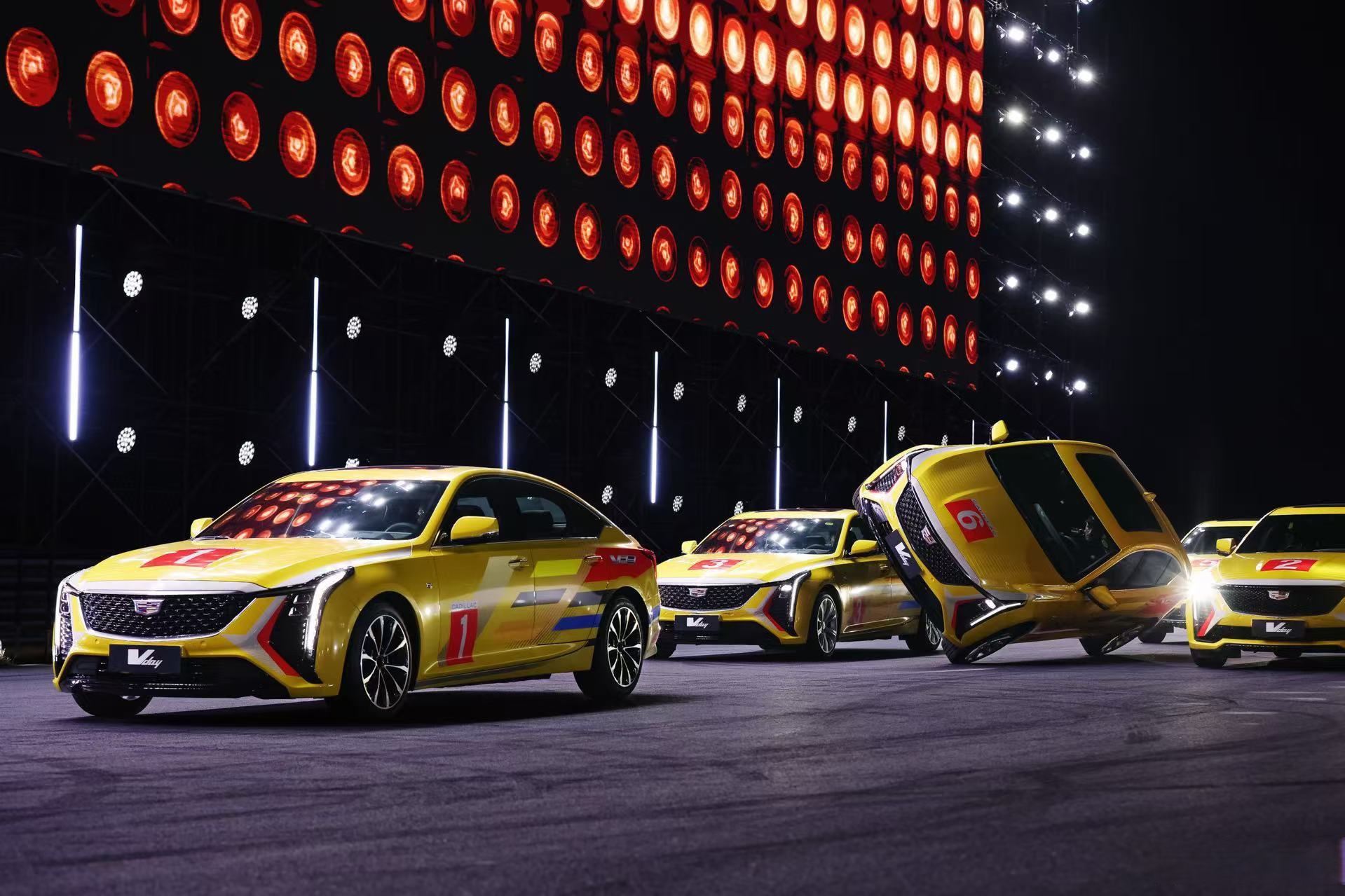 场面火爆！赛车观众席沸腾不已