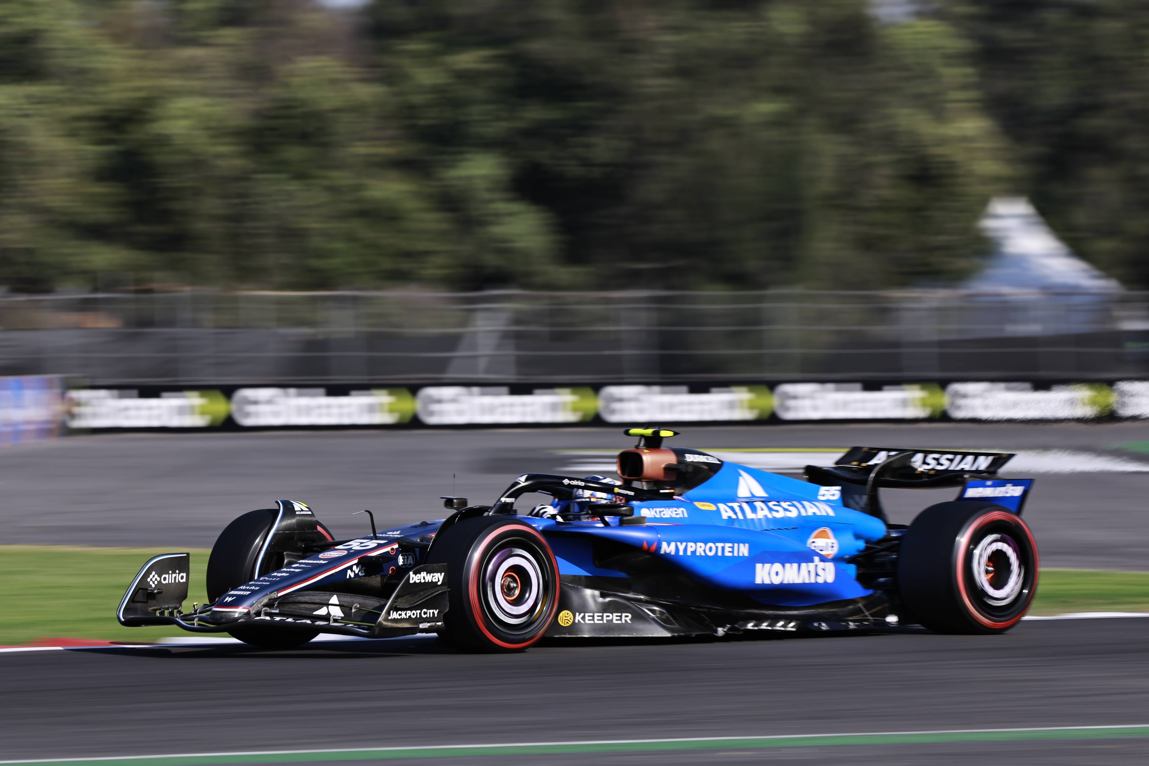 关于红牛车队横扫阿斯顿马丁，塞恩斯关键制胜的信息