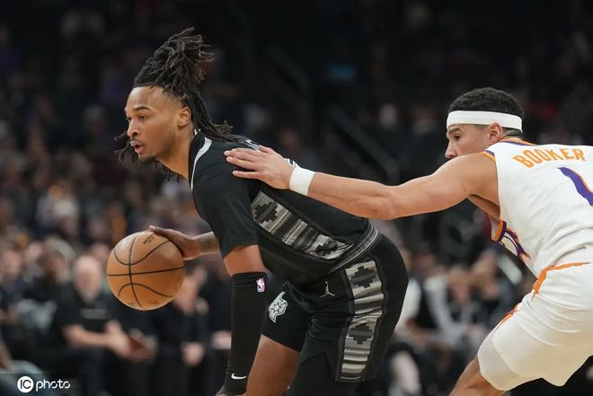 马刺逆转山西队,布克高光表现 马刺逆转山西队,布克高光表现