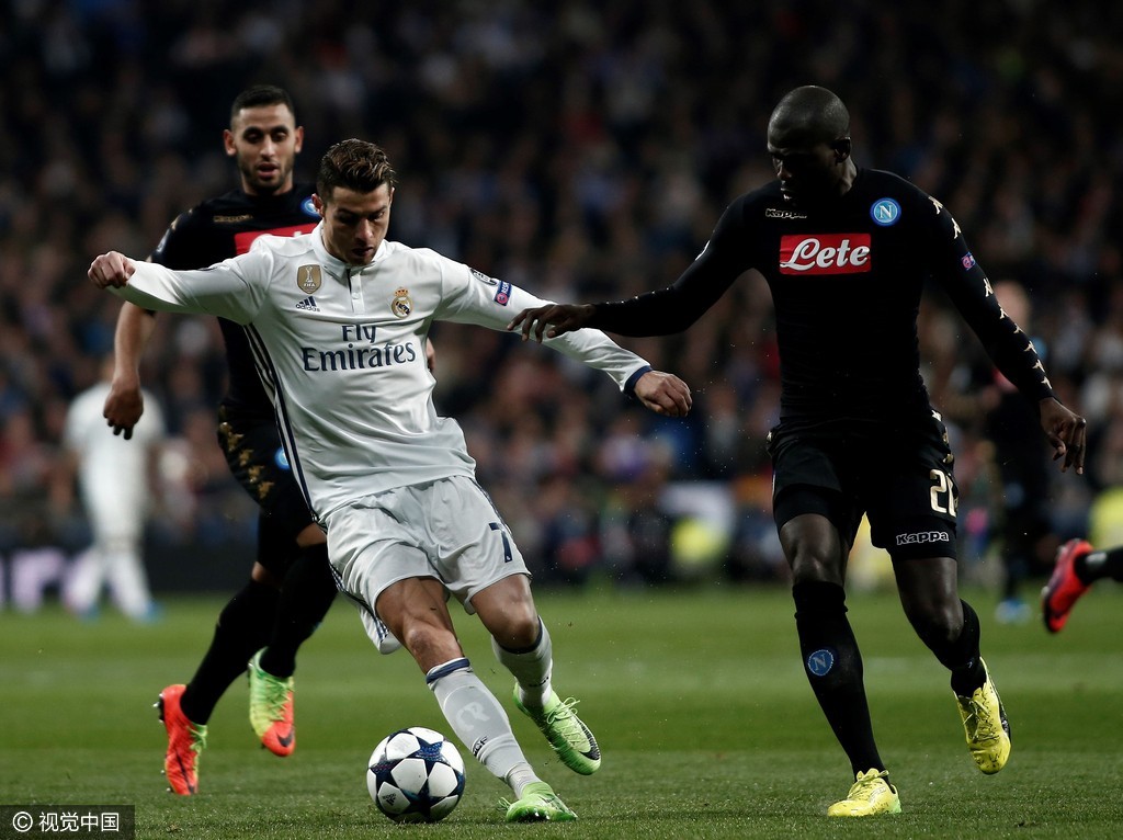 那不勒斯险胜瑞典，本泽马统治全场